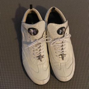 Lightly use white Mauri